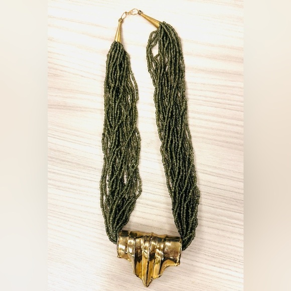 Jewelry - 11.5” Green VTG Plastic Beads Rope w/ Gold Intricate Design Pendant Necklace